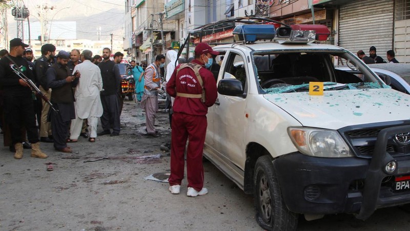 Seorang petugas polisi memeriksa lokasi ledakan bom di Quetta pada 10 April 2023. - Setidaknya empat orang tewas dan 15 lainnya terluka pada 10 April oleh ledakan bom di provinsi Balochistan di barat daya Pakistan yang bermasalah, kata para pejabat. (BANARAS KHAN/AFP via Getty Images)