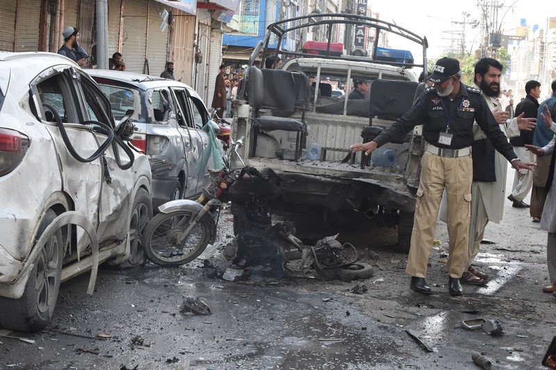 Seorang petugas polisi memeriksa lokasi ledakan bom di Quetta pada 10 April 2023. - Setidaknya empat orang tewas dan 15 lainnya terluka pada 10 April oleh ledakan bom di provinsi Balochistan di barat daya Pakistan yang bermasalah, kata para pejabat. (BANARAS KHAN/AFP via Getty Images)