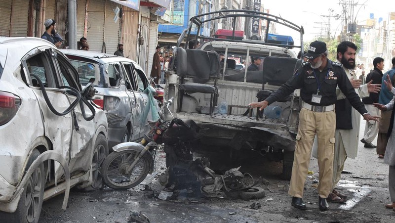 Seorang petugas polisi memeriksa lokasi ledakan bom di Quetta pada 10 April 2023. - Setidaknya empat orang tewas dan 15 lainnya terluka pada 10 April oleh ledakan bom di provinsi Balochistan di barat daya Pakistan yang bermasalah, kata para pejabat. (BANARAS KHAN/AFP via Getty Images)
