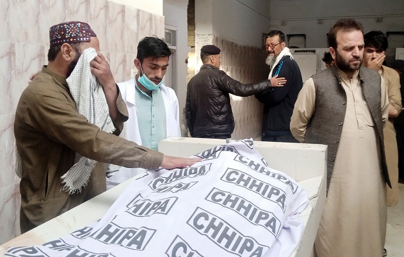 Seorang petugas polisi memeriksa lokasi ledakan bom di Quetta pada 10 April 2023. Seorang petugas polisi memeriksa lokasi ledakan bom di Quetta pada 10 April 2023. - Setidaknya empat orang tewas dan 15 lainnya terluka pada 10 April oleh ledakan bom di provinsi Balochistan di barat daya Pakistan yang bermasalah, kata para pejabat. (BANARAS KHAN/AFP via Getty Images)