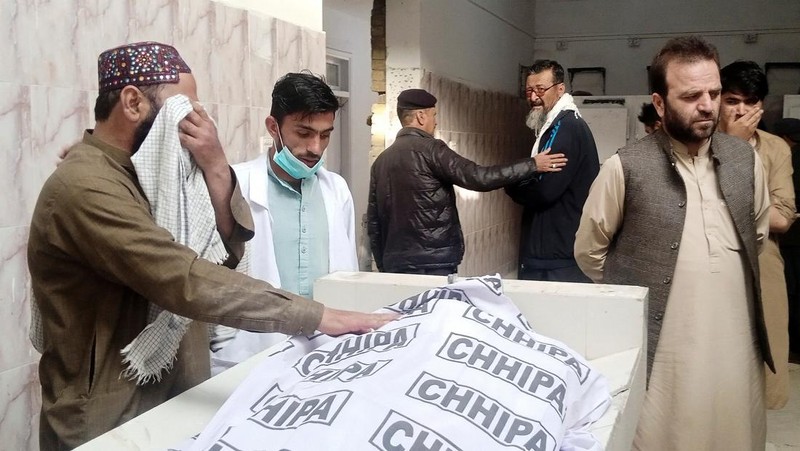 Seorang petugas polisi memeriksa lokasi ledakan bom di Quetta pada 10 April 2023. - Setidaknya empat orang tewas dan 15 lainnya terluka pada 10 April oleh ledakan bom di provinsi Balochistan di barat daya Pakistan yang bermasalah, kata para pejabat. (BANARAS KHAN/AFP via Getty Images)