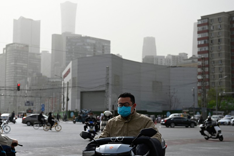 Distrik pesisir timur terlihat dalam debu yang mengambang di Kota Lianyungang, provinsi Jiangsu, China Timur pada 11 April 2023. (CFOTO/Future Publishing via Getty Images)