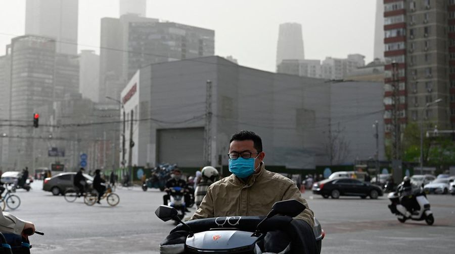 Distrik pesisir timur terlihat dalam debu yang mengambang di Kota Lianyungang, provinsi Jiangsu, China Timur pada 11 April 2023. (CFOTO/Future Publishing via Getty Images)