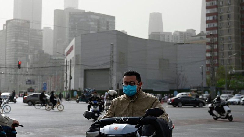 Distrik pesisir timur terlihat dalam debu yang mengambang di Kota Lianyungang, provinsi Jiangsu, China Timur pada 11 April 2023. (CFOTO/Future Publishing via Getty Images)