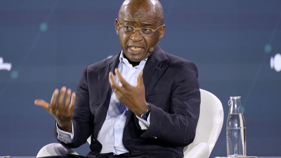 Strive Masiyiwa, pendiri dan ketua Econet Wireless Global Ltd., berbicara dalam Forum Ekonomi Baru Bloomberg di Singapura, Selasa, 15 November 2022. Forum Ekonomi Baru diselenggarakan oleh Bloomberg Media Group, sebuah divisi dari Bloomberg LP, perusahaan induk Bloomberg News. (File Foto - Bryan van der Beek/Bloomberg via Getty Images)