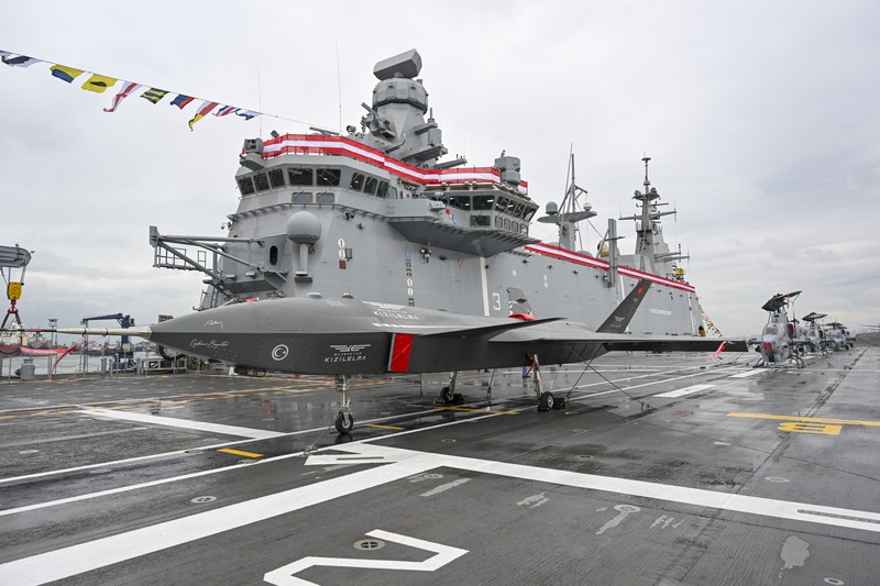 Presiden Turki Recep Tayyip Erdogan berbicara pada Upacara Pengiriman Kapal TCG ANADOLU dan Upacara Pemotongan Baja Fregat MÄ°LGEM Baru di Galangan Kapal Sedef di distrik Tuzla di Istanbul Turkiye pada 10 April 2023. (Murat Kula/Anadolu Agency via Getty Images)