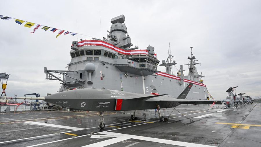 Presiden Turki Recep Tayyip Erdogan berbicara pada Upacara Pengiriman Kapal TCG ANADOLU dan Upacara Pemotongan Baja Fregat MÄ°LGEM Baru di Galangan Kapal Sedef di distrik Tuzla di Istanbul Turkiye pada 10 April 2023. (Murat Kula/Anadolu Agency via Getty Images)