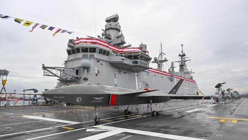Presiden Turki Recep Tayyip Erdogan berbicara pada Upacara Pengiriman Kapal TCG ANADOLU dan Upacara Pemotongan Baja Fregat MÄ°LGEM Baru di Galangan Kapal Sedef di distrik Tuzla di Istanbul Turkiye pada 10 April 2023. (Murat Kula/Anadolu Agency via Getty Images)