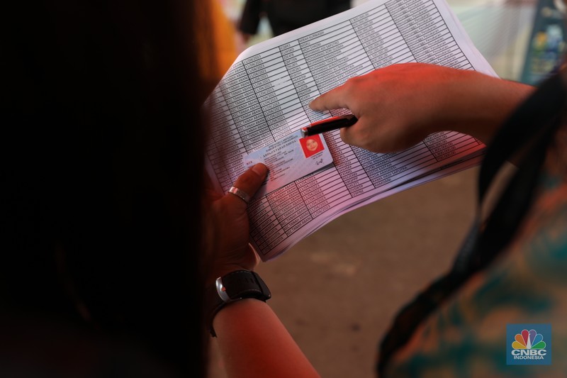 Warga menukarkan pecahan uang baru di mobil kas keliling Bank Indonesia (BI) di Pasar Palmerah, Jakarta, Selasa (11/4/2023). (CNBC Indonesia/Tri Susilo)