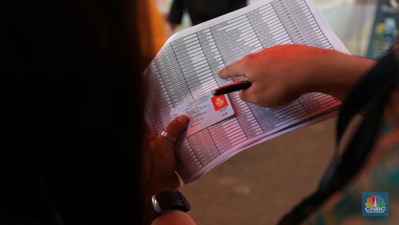 Warga menukarkan pecahan uang baru di mobil kas keliling Bank Indonesia (BI) di Pasar Palmerah, Jakarta, Selasa (11/4/2023). (CNBC Indonesia/Tri Susilo)