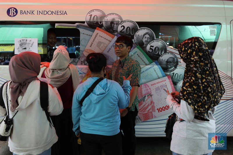 Warga menukarkan pecahan uang baru di mobil kas keliling Bank Indonesia (BI) di Pasar Palmerah, Jakarta, Selasa (11/4/2023). (CNBC Indonesia/Tri Susilo) Warga menukarkan pecahan uang baru di mobil kas keliling Bank Indonesia (BI) di Pasar Palmerah, Jakarta, Selasa (11/4/2023). (CNBC Indonesia/Tri Susilo)