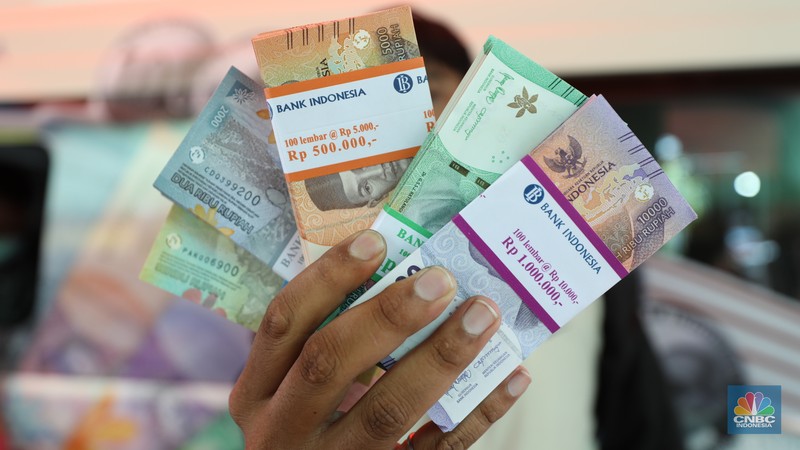 Warga menukarkan pecahan uang baru di mobil kas keliling Bank Indonesia (BI) di Pasar Palmerah, Jakarta, Selasa (11/4/2023). (CNBC Indonesia/Tri Susilo) Warga menukarkan pecahan uang baru di mobil kas keliling Bank Indonesia (BI) di Pasar Palmerah, Jakarta, Selasa (11/4/2023). (CNBC Indonesia/Tri Susilo)