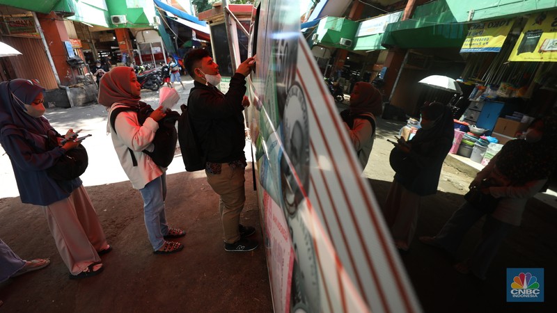 Warga menukarkan pecahan uang baru di mobil kas keliling Bank Indonesia (BI) di Pasar Palmerah, Jakarta, Selasa (11/4/2023). (CNBC Indonesia/Tri Susilo) Warga menukarkan pecahan uang baru di mobil kas keliling Bank Indonesia (BI) di Pasar Palmerah, Jakarta, Selasa (11/4/2023). (CNBC Indonesia/Tri Susilo)