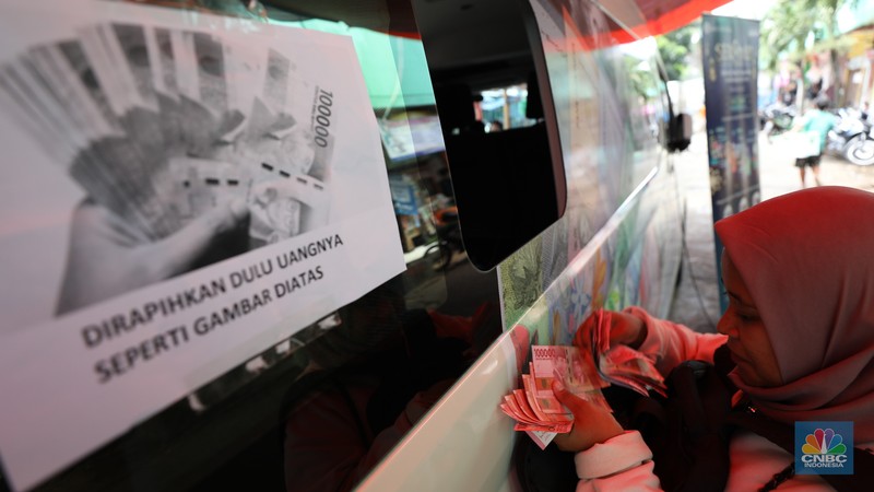 Warga menukarkan pecahan uang baru di mobil kas keliling Bank Indonesia (BI) di Pasar Palmerah, Jakarta, Selasa (11/4/2023). (CNBC Indonesia/Tri Susilo) Warga menukarkan pecahan uang baru di mobil kas keliling Bank Indonesia (BI) di Pasar Palmerah, Jakarta, Selasa (11/4/2023). (CNBC Indonesia/Tri Susilo)