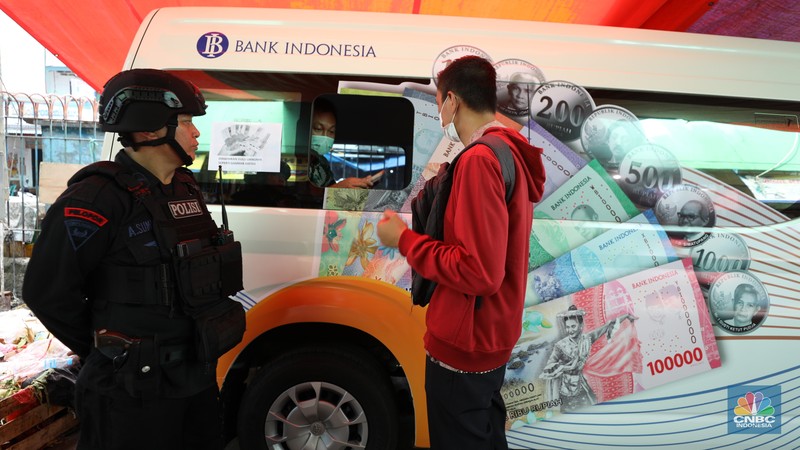 Warga menukarkan pecahan uang baru di mobil kas keliling Bank Indonesia (BI) di Pasar Palmerah, Jakarta, Selasa (11/4/2023). (CNBC Indonesia/Tri Susilo)