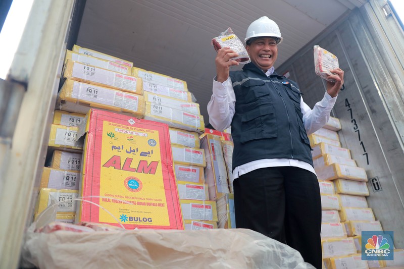 Sejumlah alat berat menggangkat kontainer berisi daging kerbau beku asal India di New Priok Container Terminal One (NPCTI), Jakarta Utara, Selasa, 12/4. (CNBC Indonesia/Muhammad Sabki) Sejumlah alat berat menggangkat kontainer berisi daging kerbau beku asal India di New Priok Container Terminal One (NPCTI), Jakarta Utara, Selasa, 12/4. (CNBC Indonesia/Muhammad Sabki)