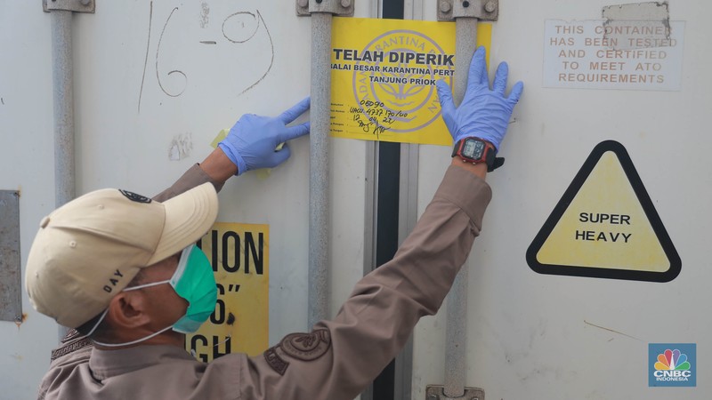 Sejumlah alat berat menggangkat kontainer berisi daging kerbau beku asal India di New Priok Container Terminal One (NPCTI), Jakarta Utara, Selasa, 12/4. (CNBC Indonesia/Muhammad Sabki)