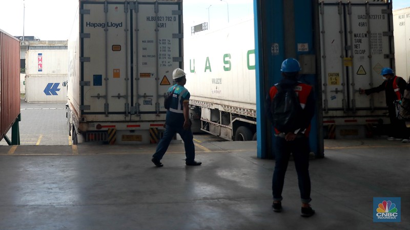 Sejumlah alat berat menggangkat kontainer berisi daging kerbau beku asal India di New Priok Container Terminal One (NPCTI), Jakarta Utara, Selasa, 12/4. (CNBC Indonesia/Muhammad Sabki) Sejumlah alat berat menggangkat kontainer berisi daging kerbau beku asal India di New Priok Container Terminal One (NPCTI), Jakarta Utara, Selasa, 12/4. (CNBC Indonesia/Muhammad Sabki)