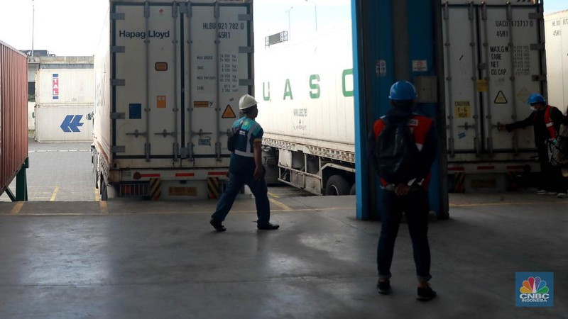 Sejumlah alat berat menggangkat kontainer berisi daging kerbau beku asal India di New Priok Container Terminal One (NPCTI), Jakarta Utara, Selasa, 12/4. (CNBC Indonesia/Muhammad Sabki)