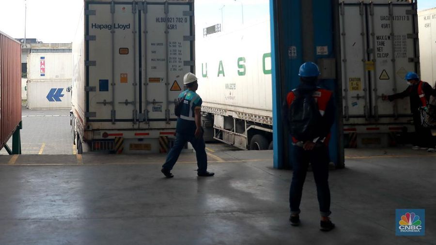 Direktur Utama Perum Bulog Budi Waseso alias Buwas membongkar 1 kontainer berisi 18.000 ton daging kerbau beku asal India dengan merek ALM di New Priok Container Terminal One (NPCTI), Jakarta Utara, Selasa, 12/4. (CNBC Indonesia/Muhammad Sabki)