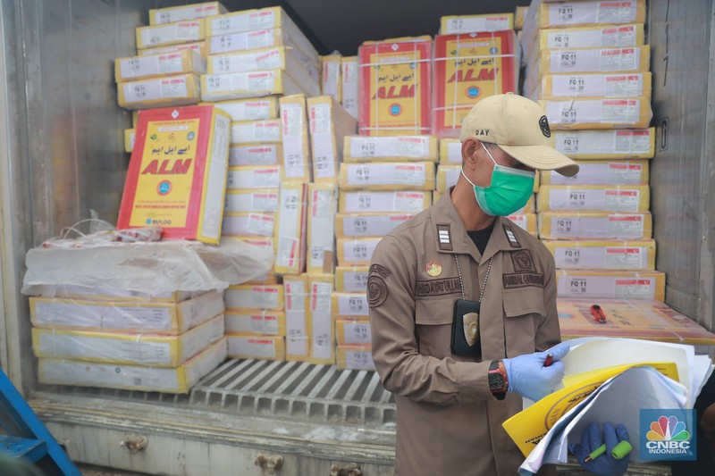 Sejumlah alat berat menggangkat kontainer berisi daging kerbau beku asal India di New Priok Container Terminal One (NPCTI), Jakarta Utara, Selasa, 12/4. (CNBC Indonesia/Muhammad Sabki) Sejumlah alat berat menggangkat kontainer berisi daging kerbau beku asal India di New Priok Container Terminal One (NPCTI), Jakarta Utara, Selasa, 12/4. (CNBC Indonesia/Muhammad Sabki)