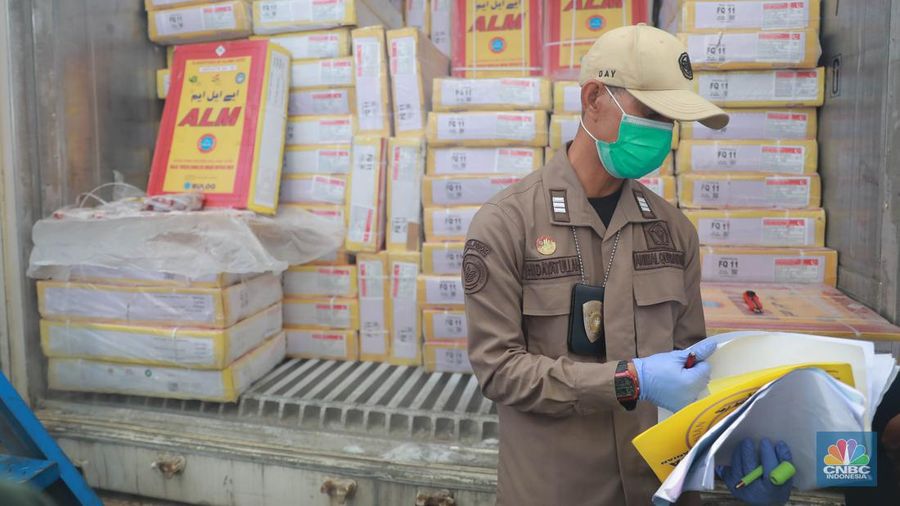 Sejumlah alat berat menggangkat kontainer berisi daging kerbau beku asal India di New Priok Container Terminal One (NPCTI), Jakarta Utara, Selasa, 12/4. (CNBC Indonesia/Muhammad Sabki)
