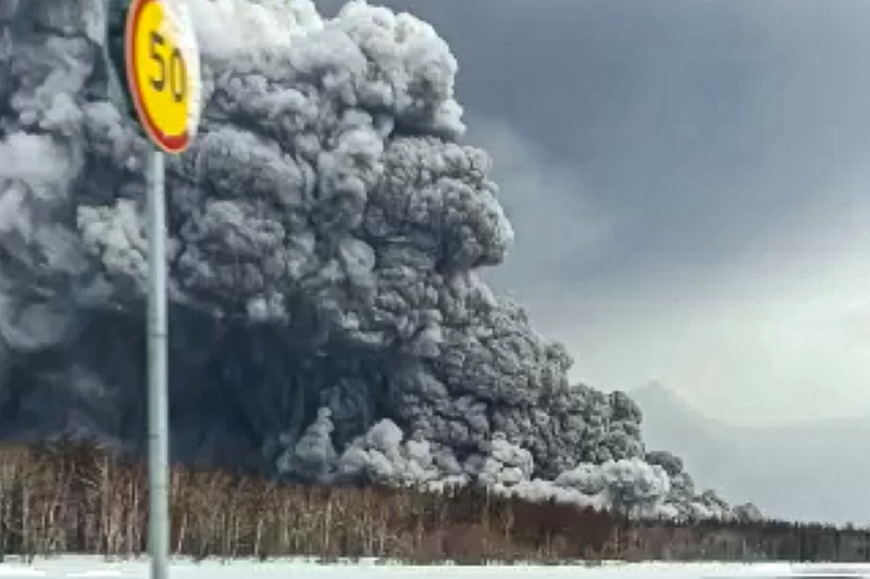 Gunung berapi Shiveluch yang ada di wilayah Rusia mengalami erupsi pada Selasa (11/4) waktu setempat. (via REUTERS/INSTITUTE OF VOLCANOLOGY AND SEI) Gunung berapi Shiveluch yang ada di wilayah Rusia mengalami erupsi pada Selasa (11/4) waktu setempat. (via REUTERS/INSTITUTE OF VOLCANOLOGY AND SEI)