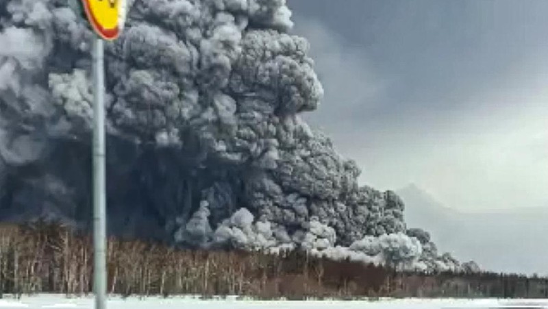 Gunung berapi Shiveluch yang ada di wilayah Rusia mengalami erupsi pada Selasa (11/4) waktu setempat. (via REUTERS/INSTITUTE OF VOLCANOLOGY AND SEI)