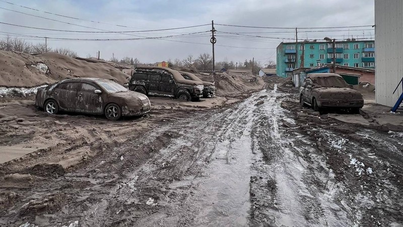 Gunung berapi Shiveluch yang ada di wilayah Rusia mengalami erupsi pada Selasa (11/4) waktu setempat. (via REUTERS/INSTITUTE OF VOLCANOLOGY AND SEI)
