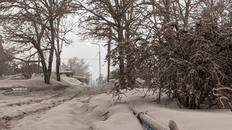 Gunung berapi Shiveluch yang ada di wilayah Rusia mengalami erupsi pada Selasa (11/4) waktu setempat. (via REUTERS/INSTITUTE OF VOLCANOLOGY AND SEI) Gunung berapi Shiveluch yang ada di wilayah Rusia mengalami erupsi pada Selasa (11/4) waktu setempat. (via REUTERS/INSTITUTE OF VOLCANOLOGY AND SEI)