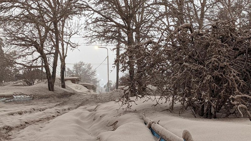 Gunung berapi Shiveluch yang ada di wilayah Rusia mengalami erupsi pada Selasa (11/4) waktu setempat. (via REUTERS/INSTITUTE OF VOLCANOLOGY AND SEI)