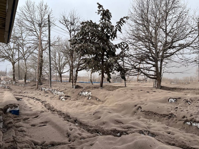 Gunung berapi Shiveluch yang ada di wilayah Rusia mengalami erupsi pada Selasa (11/4) waktu setempat. (via REUTERS/INSTITUTE OF VOLCANOLOGY AND SEI) Gunung berapi Shiveluch yang ada di wilayah Rusia mengalami erupsi pada Selasa (11/4) waktu setempat. (via REUTERS/INSTITUTE OF VOLCANOLOGY AND SEI)
