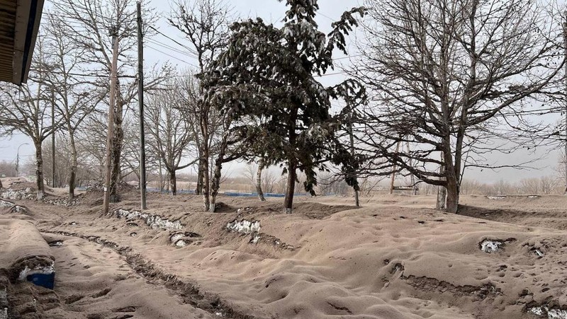 Gunung berapi Shiveluch yang ada di wilayah Rusia mengalami erupsi pada Selasa (11/4) waktu setempat. (via REUTERS/INSTITUTE OF VOLCANOLOGY AND SEI)