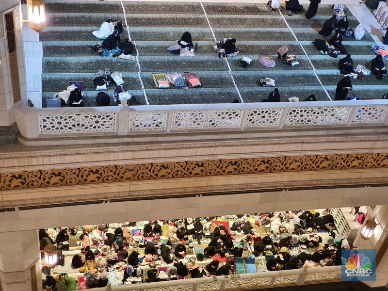 Hari pertama i'tikaf di Masjidil Haram penuh sesak oleh jamaah dari berbagai negara. (CNBC Indonesia/Shanta Curanggana) Hari pertama i'tikaf di Masjidil Haram penuh sesak oleh jamaah dari berbagai negara. (CNBC Indonesia/Shanta Curanggana)