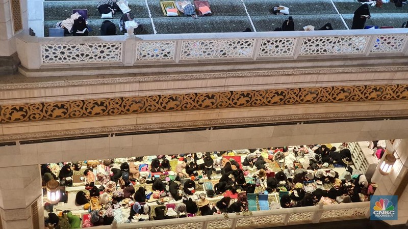 Hari pertama i'tikaf di Masjidil Haram penuh sesak oleh jamaah dari berbagai negara. (CNBC Indonesia/Shanta Curanggana)
