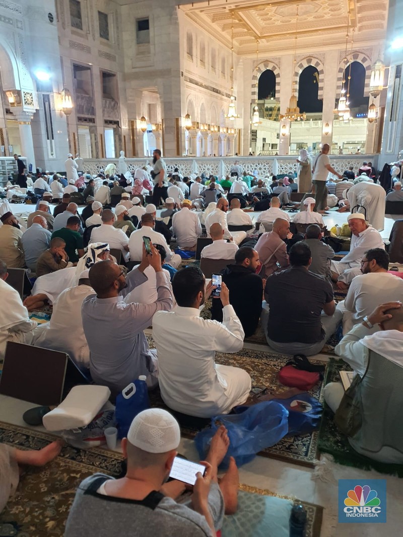 Hari pertama i'tikaf di Masjidil Haram penuh sesak oleh jamaah dari berbagai negara. (CNBC Indonesia/Shanta Curanggana)