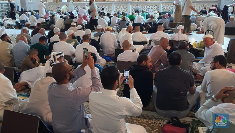 Hari pertama i'tikaf di Masjidil Haram penuh sesak oleh jamaah dari berbagai negara. (CNBC Indonesia/Shanta Curanggana)