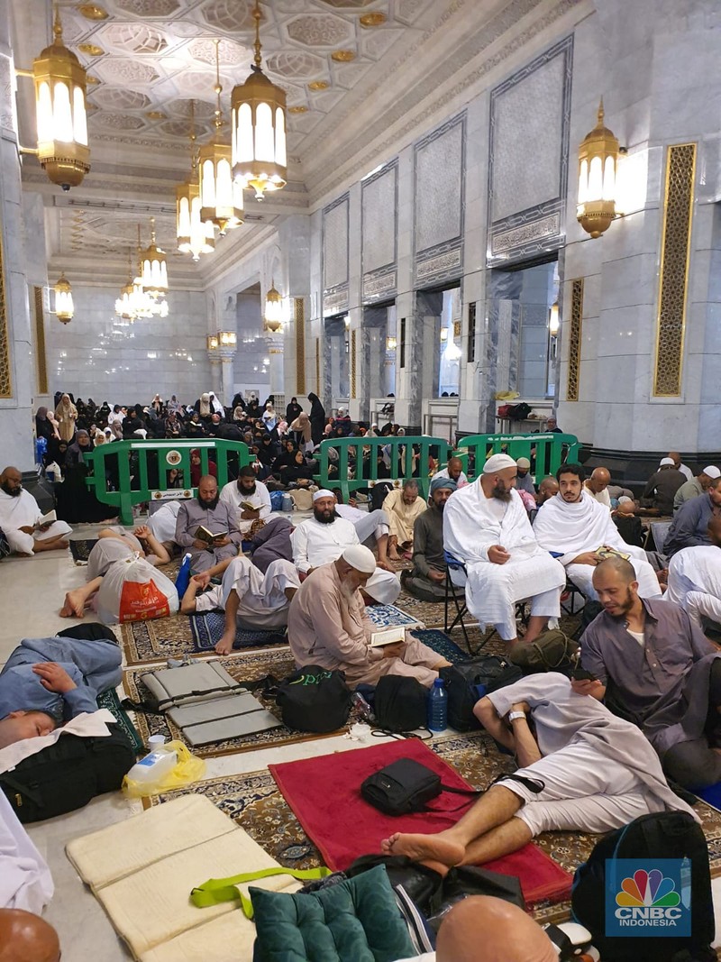 Hari pertama i'tikaf di Masjidil Haram penuh sesak oleh jamaah dari berbagai negara. (CNBC Indonesia/Shanta Curanggana) Hari pertama i'tikaf di Masjidil Haram penuh sesak oleh jamaah dari berbagai negara. (CNBC Indonesia/Shanta Curanggana)