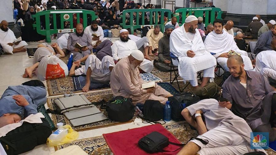 Hari pertama i'tikaf di Masjidil Haram penuh sesak oleh jamaah dari berbagai negara. (CNBC Indonesia/Shanta Curanggana)