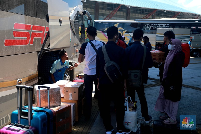 Mudik Lebaran Terminal Pulo Gebang. (CNBC Indonesia/Muhamad Sabki)