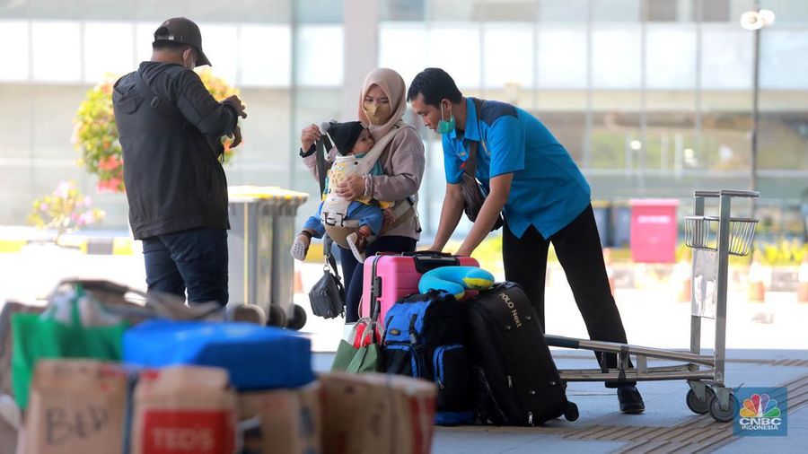 Mudik Lebaran Terminal Pulo Gebang. (CNBC Indonesia/Muhamad Sabki)