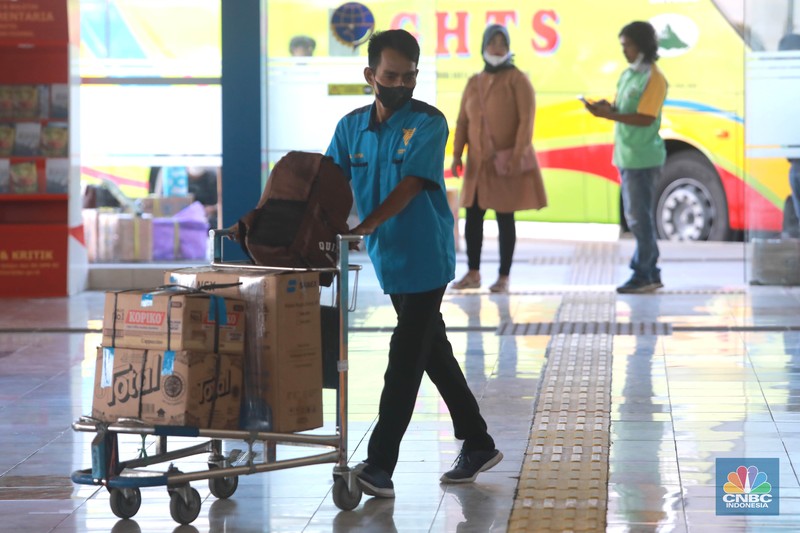 Mudik Lebaran Terminal Pulo Gebang. (CNBC Indonesia/Muhamad Sabki)