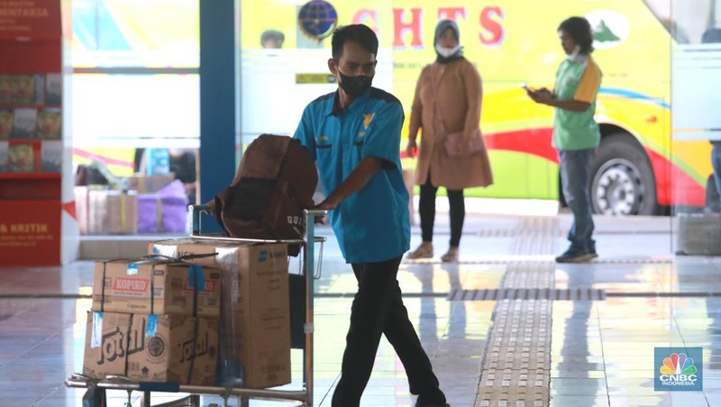 Mudik Lebaran Terminal Pulo Gebang. (CNBC Indonesia/Muhamad Sabki)