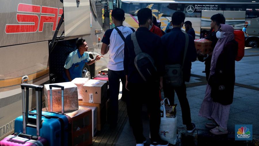 Mudik Lebaran Terminal Pulo Gebang. (CNBC Indonesia/Muhamad Sabki)