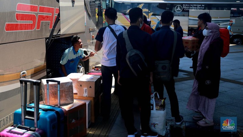 Mudik Lebaran Terminal Pulo Gebang. (CNBC Indonesia/Muhamad Sabki)