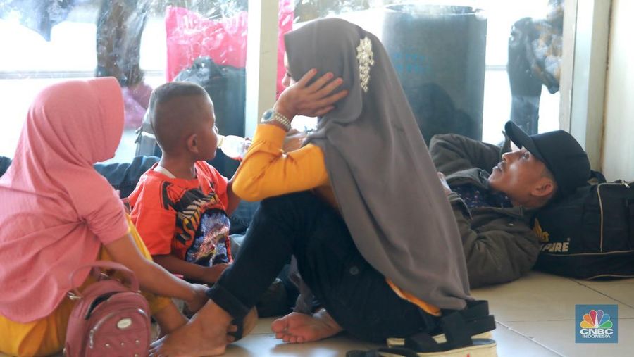 Mudik Lebaran Terminal Pulo Gebang. (CNBC Indonesia/Muhamad Sabki)