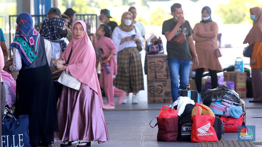 Mudik Lebaran Terminal Pulo Gebang. (CNBC Indonesia/Muhamad Sabki)