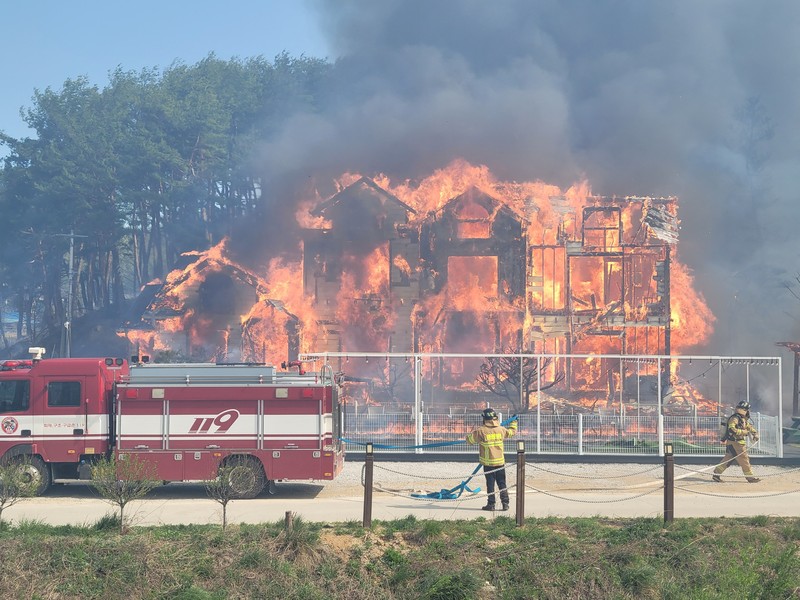 Ratusan warga Korea Selatan (Korsel) terpaksa dievakuasi dari rumah masing-masing setelah kebakaran hutan dan angin kencang terjadi di kota pesisir Gangneung. (via REUTERS/YONHAP) Ratusan warga Korea Selatan (Korsel) terpaksa dievakuasi dari rumah masing-masing setelah kebakaran hutan dan angin kencang terjadi di kota pesisir Gangneung. (via REUTERS/YONHAP)