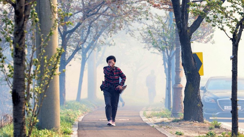Ratusan warga Korea Selatan (Korsel) terpaksa dievakuasi dari rumah masing-masing setelah kebakaran hutan dan angin kencang terjadi di kota pesisir Gangneung. (via REUTERS/YONHAP)