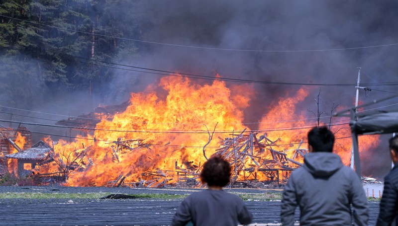 Ratusan warga Korea Selatan (Korsel) terpaksa dievakuasi dari rumah masing-masing setelah kebakaran hutan dan angin kencang terjadi di kota pesisir Gangneung. (via REUTERS/YONHAP) Ratusan warga Korea Selatan (Korsel) terpaksa dievakuasi dari rumah masing-masing setelah kebakaran hutan dan angin kencang terjadi di kota pesisir Gangneung. (via REUTERS/YONHAP)